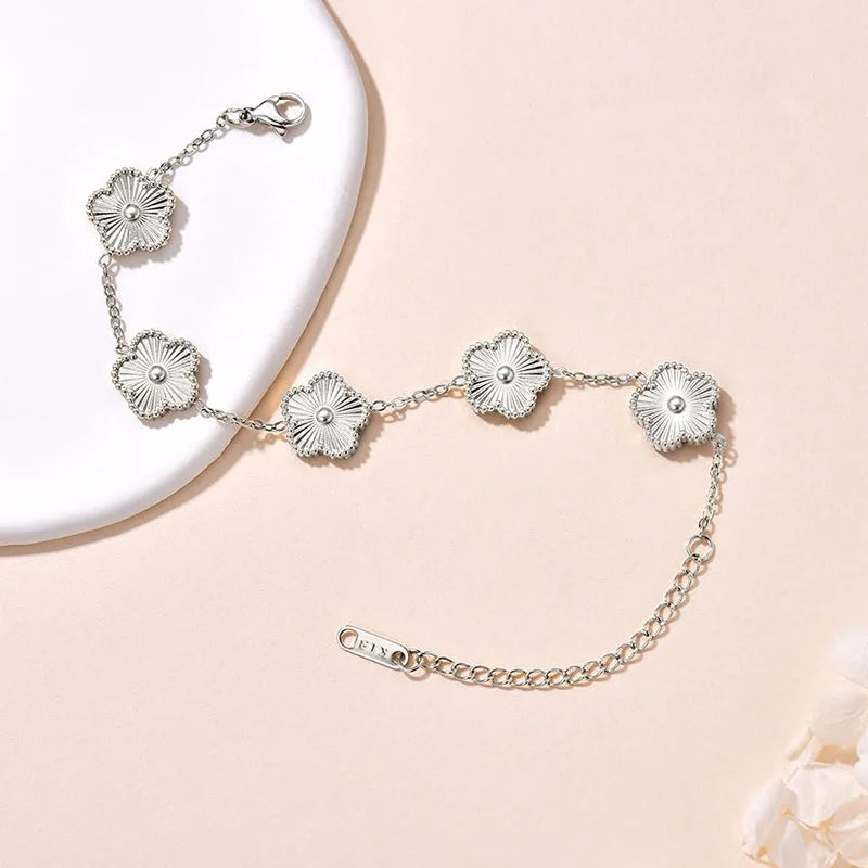 Lucky Clover Double-Sided Flower Bracelet – Elegance with a Touch of Fortune
